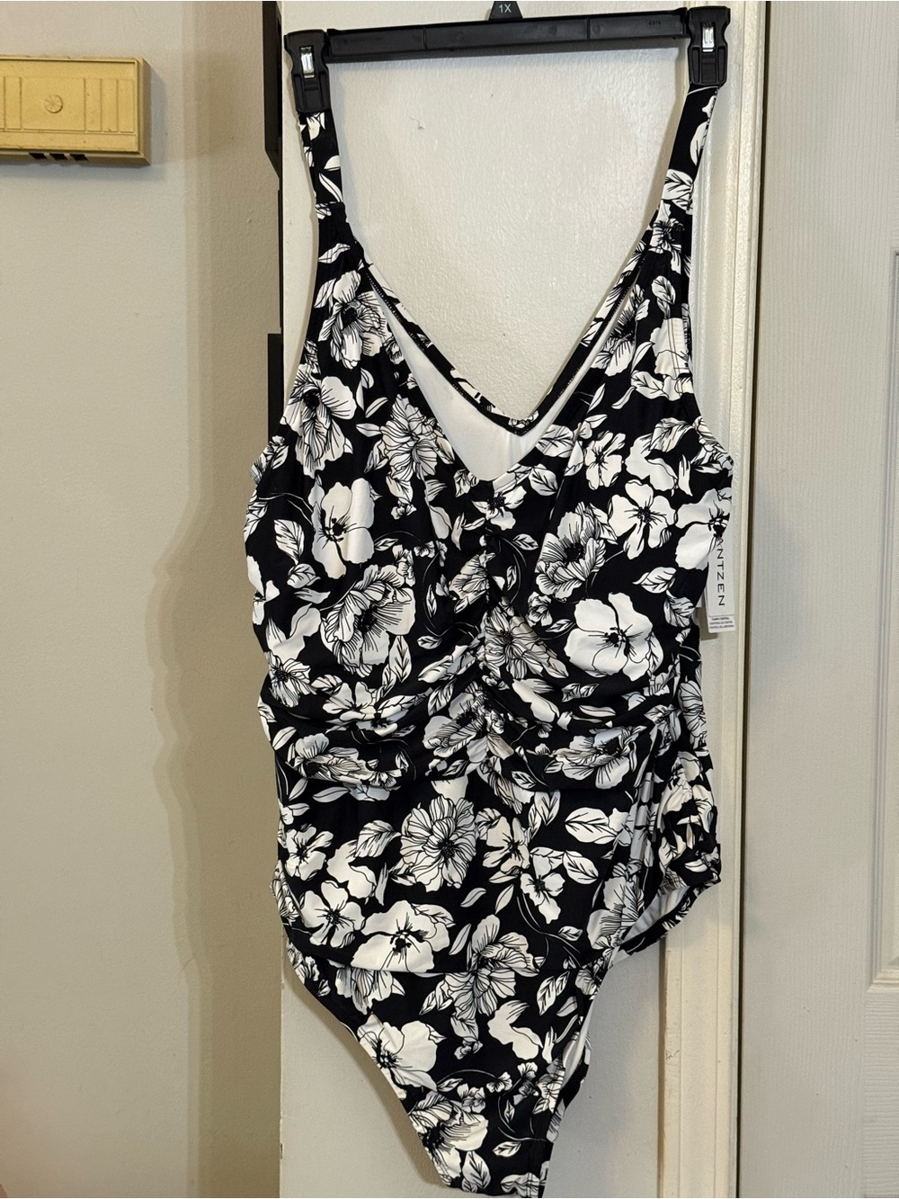 Women’s Jantzen 26W Black & White Floral One-Piece Swimsuit